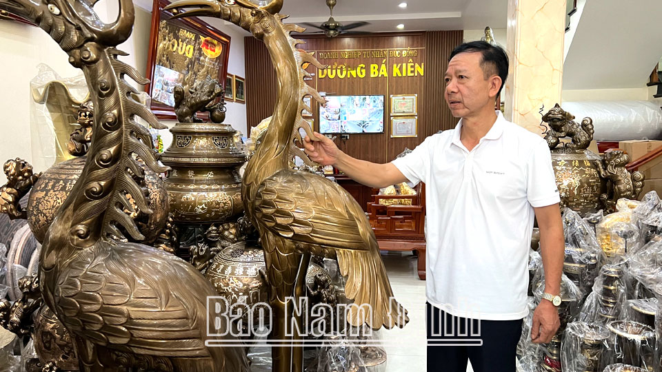 Cựu chiến binh Dương Bá Kiên, Giám đốc Doanh nghiệp tư nhân đúc đồng Dương Bá Kiên, thị trấn Lâm (Ý Yên) và các sản phẩm đúc đồng.