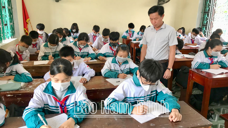 Thầy giáo Trần Văn Biển, Trường THCS Trần Huy Liệu (Vụ Bản) trong một giờ lên lớp.