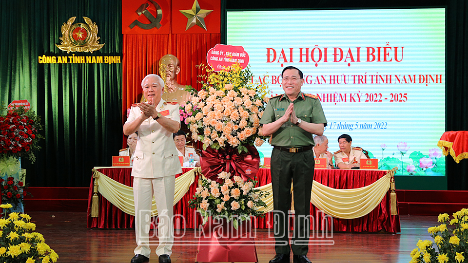 Đồng chí Đại tá Phạm Văn Long, Ủy viên Ban TVTU, Giám đốc Công an tỉnh tặng lẵng hoa tươi thắm chúc mừng đại hội.
