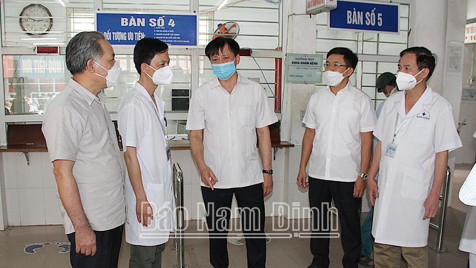 Đồng chí Mai Thanh Long, TUV, Phó Chủ tịch HĐND tỉnh khảo sát tại Khoa Khám bệnh, Bệnh viện đa khoa tỉnh.