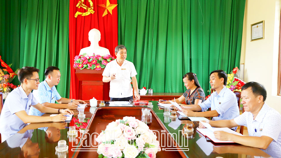 Đảng ủy xã Xuân Trung trao đổi các giải pháp phát triển đảng viên mới.