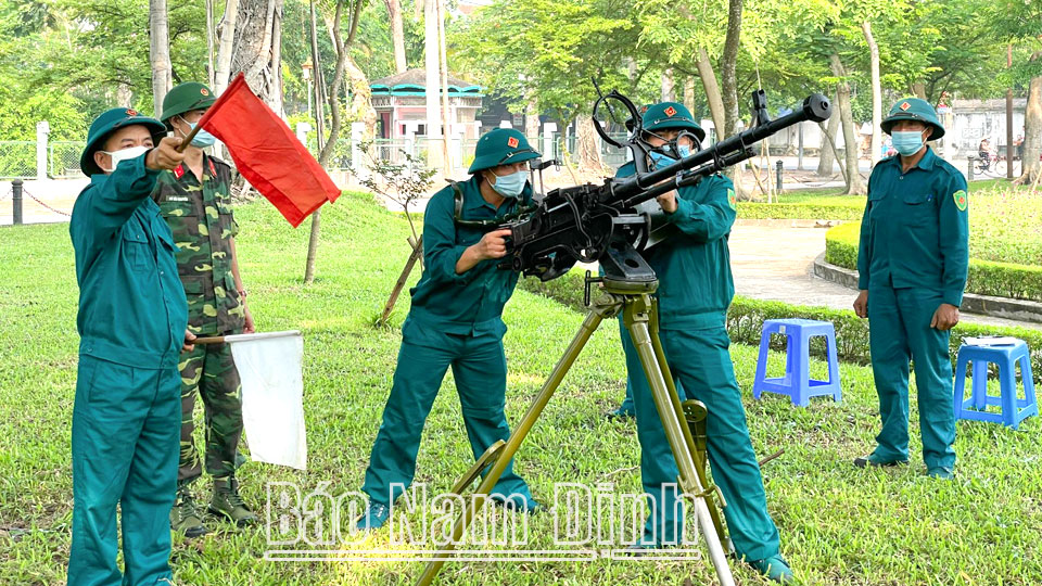 Lực lượng dân quân tự vệ thành phố Nam Định huấn luyện nâng cao khả năng sẵn sàng chiến đấu.   Bài và ảnh: Thu Thủy