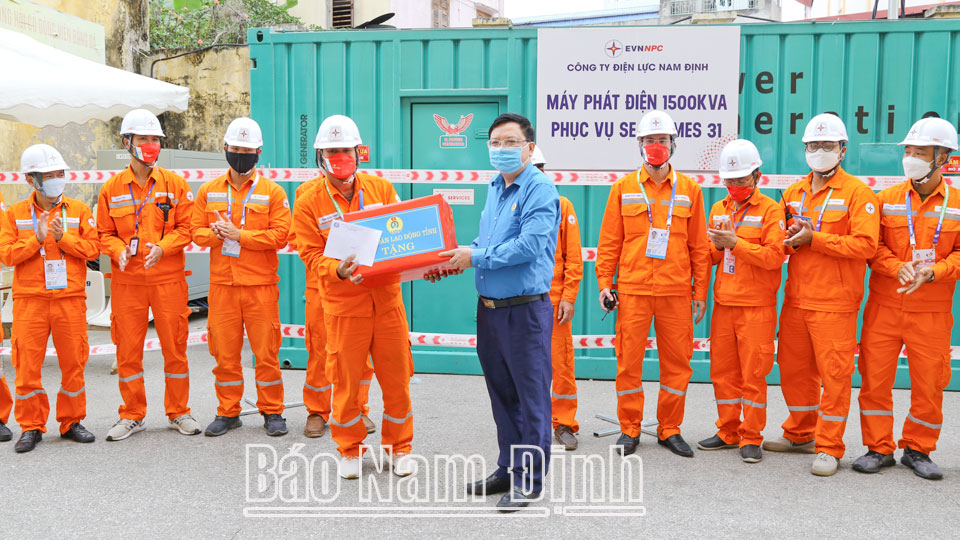 Lãnh đạo Liên đoàn Lao động tỉnh trao tặng quà cho công nhân lao động ngành Điện lực trực tiếp cấp điện phục vụ SEA Games 31 tại Sân vận động Thiên Trường.