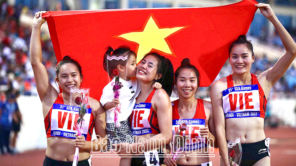 Niềm vui chiến thắng của VĐV Nguyễn Thị Huyền cùng các đồng  đội sau khi giành HCV Điền kinh nội dung 4x400m tiếp sức nữ