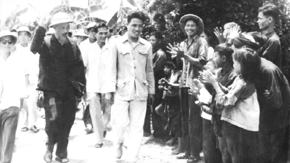 Chủ tịch Hồ Chí Minh đến thăm Đình Thượng Đồng, xã Yên Tiến, huyện Ý Yên, ngày 13-8-1958.  Ảnh: Tư liệu