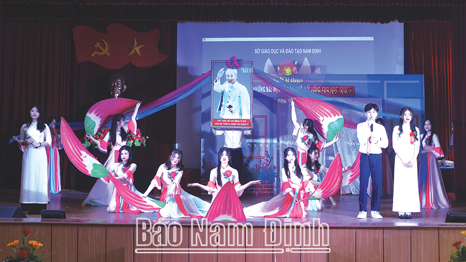 Tiết mục kể chuyện “Tình yêu Bác Hồ dành cho những khúc dân ca” của Trường THPT Trực Ninh B tại hội thi.  Ảnh: Việt Thắng