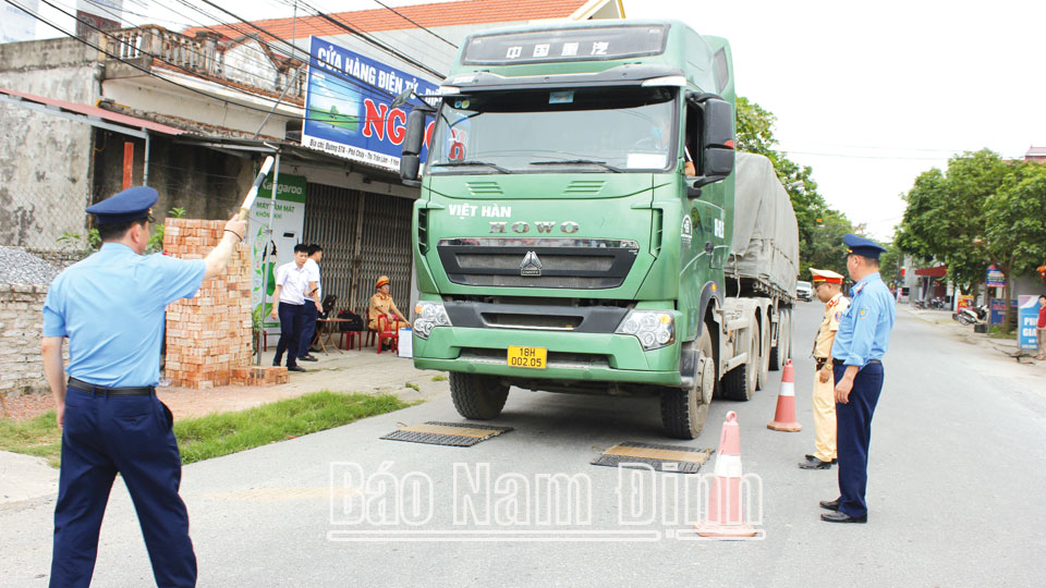 Thanh tra Giao thông (Sở GTVT) phối hợp với Công an huyện Ý Yên thực hiện kiểm soát tải trọng xe lưu động.