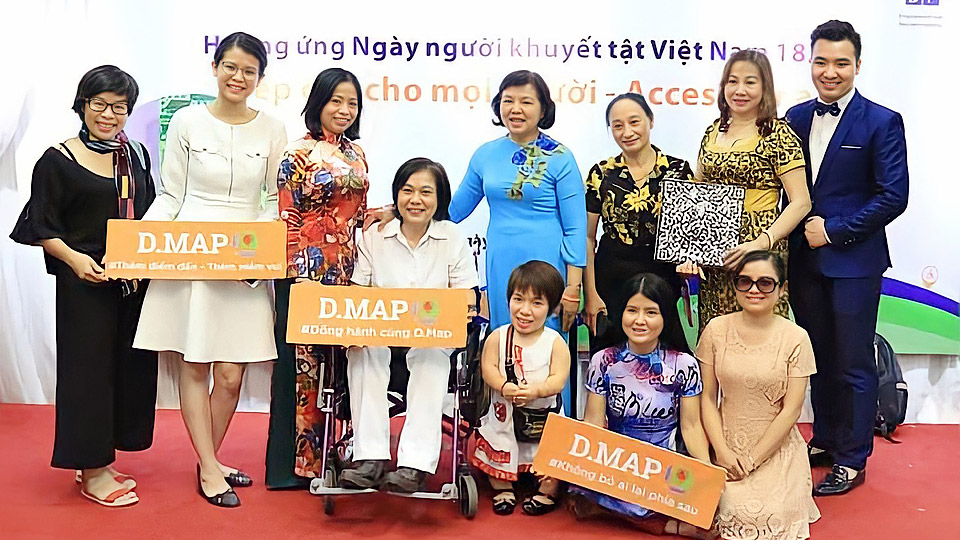 Chị Nguyễn Thị Xuân (đứng thứ ba từ phải sang) trong một hoạt động nhân Ngày Người khuyết tật Việt Nam (18-4). Ảnh: Do nhân vật cung cấp