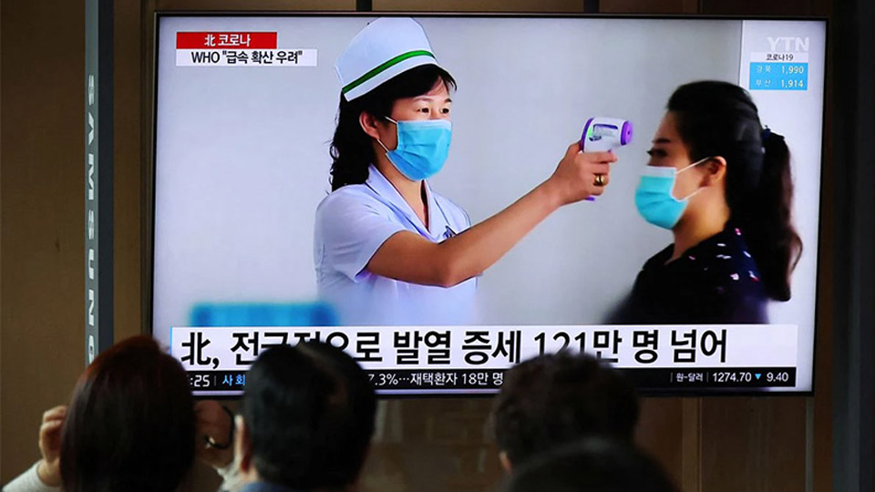 Người dân theo dõi bản tin về đợt bùng phát Covid-19 ở Triều Tiên, tại một nhà ga ở Seoul, Hàn Quốc, ngày 17/5. (Ảnh: Reuters)