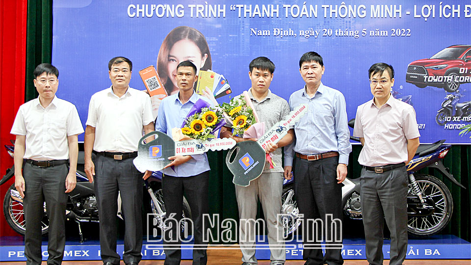 Lãnh đạo Công ty Xăng dầu Hà Nam Ninh trao quà tặng cho 2 khách hàng may mắntrúng giải 3 chương trình “Thanh toán thông minh - Lợi ích đồng hành”.
