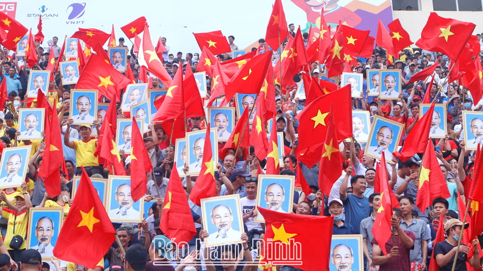 Các cổ động viên Nam Định với quốc kỳ và ảnh Bác Hồ trên Sân vận động Thiên Trường. Ảnh: Việt Thắng
