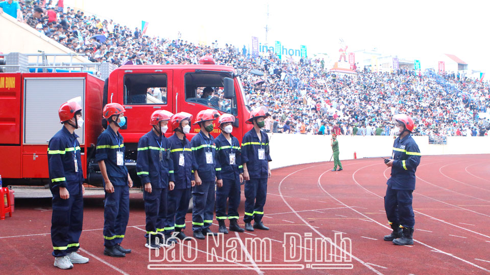 Lực lượng cảnh sát làm nhiệm phòng cháy, chữa cháy và cứu nạn, cứu hộ  tại SVĐ  Thiên Trường. Ảnh: Việt Thắng