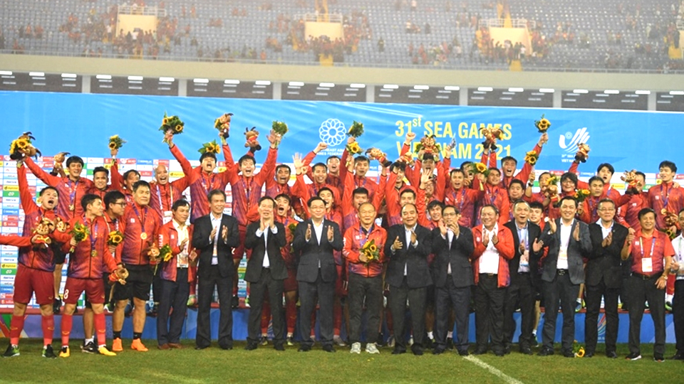 Các đồng chí lãnh đạo Đảng, Nhà nước chung vui chúc mừng thành tích xuất sắc của U23 Việt Nam. Ảnh: Trọng Hải