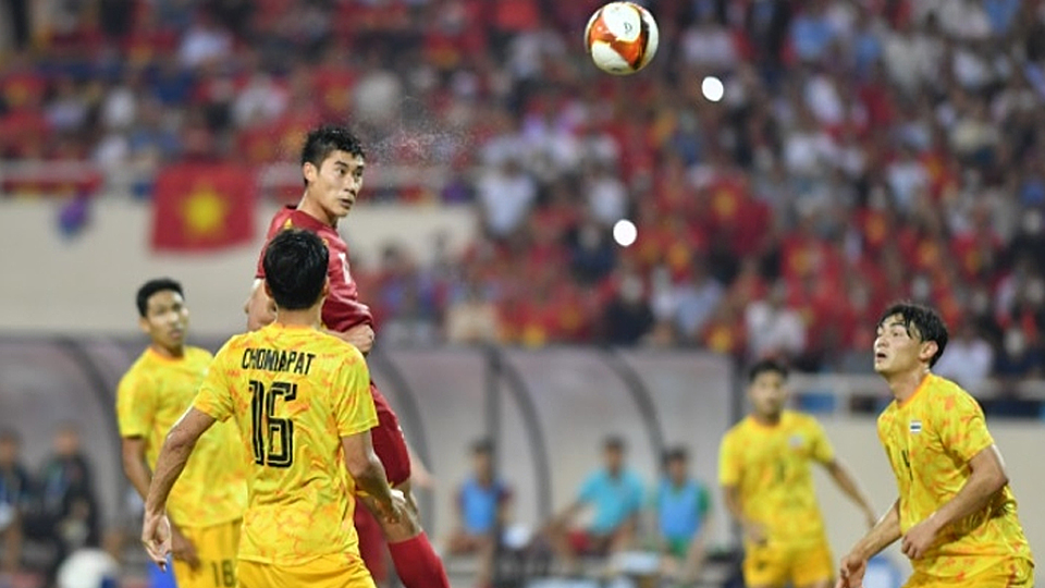 Cầu thủ vào sân từ ghế dự bị Nhâm Mạnh Dũng đánh đầu tuyệt đẹp ghi bàn duy nhất mang về chiến thắng cùng tấm huy chương Vàng bóng đá nam SEA Games 31 cho U23 Việt Nam. Ảnh: Trọng Hải
