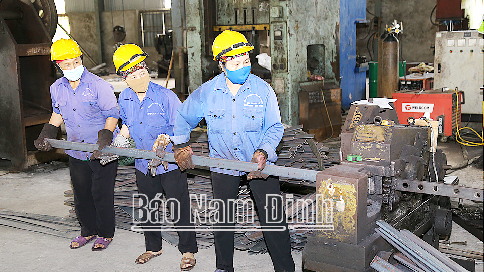 Lao động nữ trong một cơ sở sản xuất cơ khí tại Cụm công nghiệp Đồng Côi, thị trấn Nam Giang (Nam Trực).