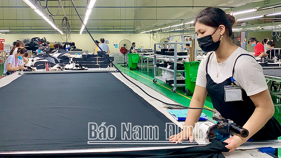 Sản xuất hàng may mặc xuất khẩu tại Công ty TNHH Kiara Garments Việt Nam, thị trấn Cát Thành.