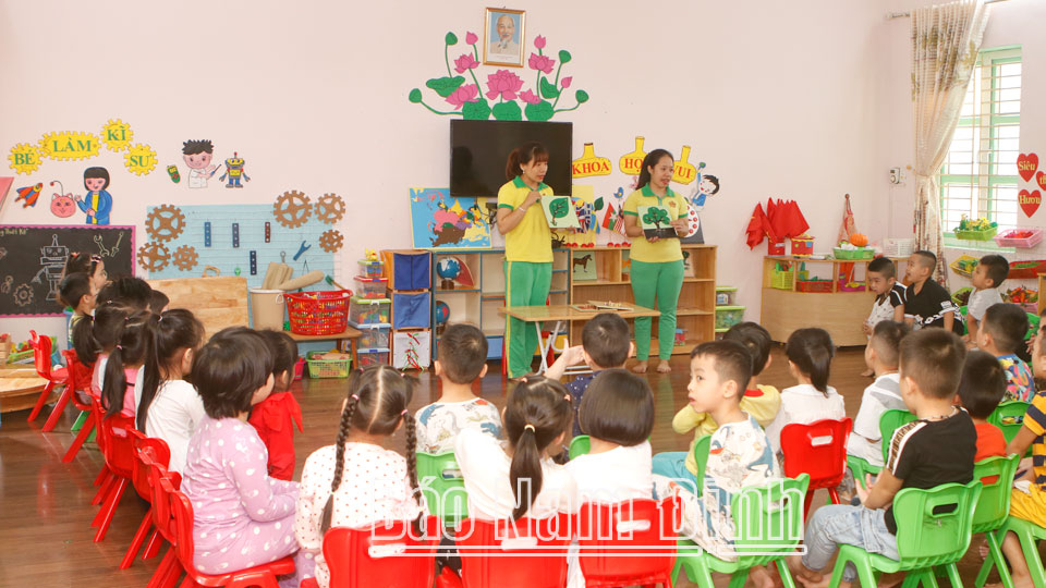 Cô và trò Trường Mầm non Thống Nhất (thành phố Nam Định) trong một giờ học.
