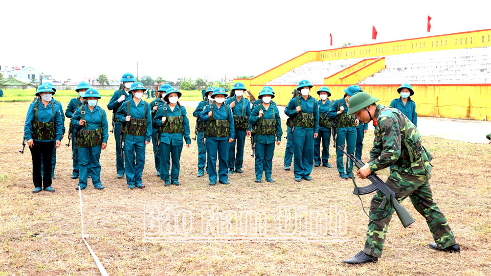 Cán bộ Phòng Tham mưu, Bộ Chỉ huy Quân sự tỉnh hướng dẫn nữ Dân quân tự vệ huyện Nghĩa Hưng sử dụng vũ khí.