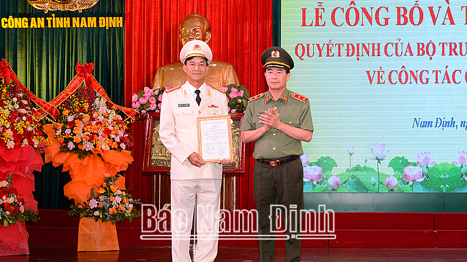 Thừa ủy quyền của Bộ trưởng Bộ Công an, đồng chí Trung tướng Lê Quốc Hùng, Ủy viên BCH Trung ương Đảng, Thứ trưởng Bộ Công an trao quyết định cho Đại tá Trần Minh Tiến.