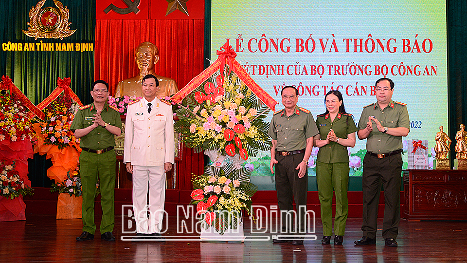Ban Giám đốc Công an tỉnh chúc mừng Đại tá Trần Minh Tiến được điều động làm Giám đốc Công an tỉnh.