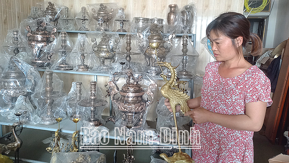 Sản phẩm rùa cõng hạc chạm vàng do gia đình anh Đỗ Văn Việt sản xuất.