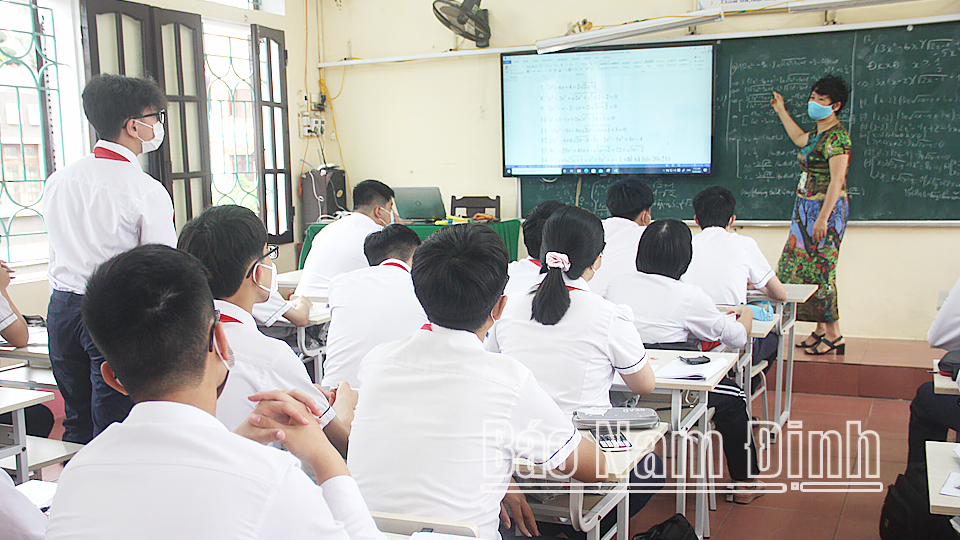 Học sinh lớp 9 Trường THCS Trần Đăng Ninh (thành phố Nam Định) trong một giờ ôn tập.
