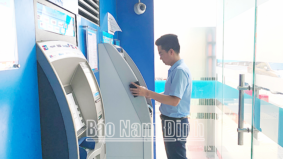Người dân sử dụng thẻ đa năng tại điểm ATM của Ngân hàng TMCP Công thương Việt Nam Chi nhánh Nam Định.
