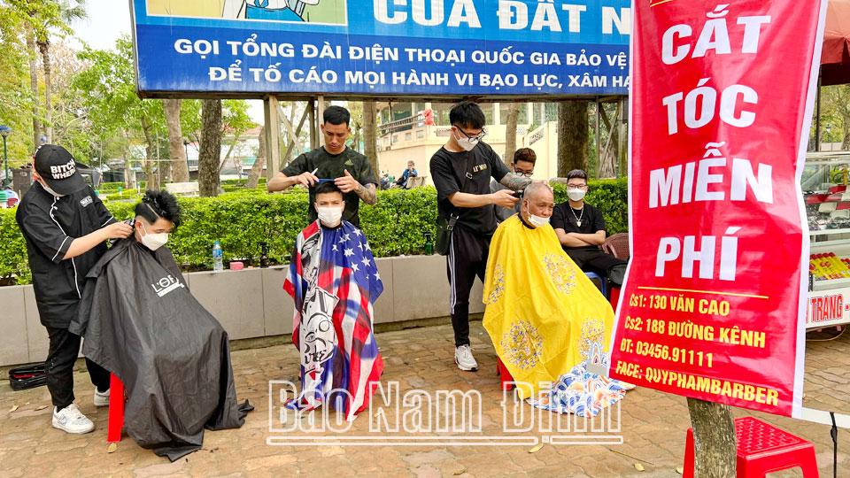 Cửa hàng cắt tóc miễn phí của anh Phạm Quý luôn thu hút đông khách hàng ở mọi lứa tuổi, nghề nghiệp.