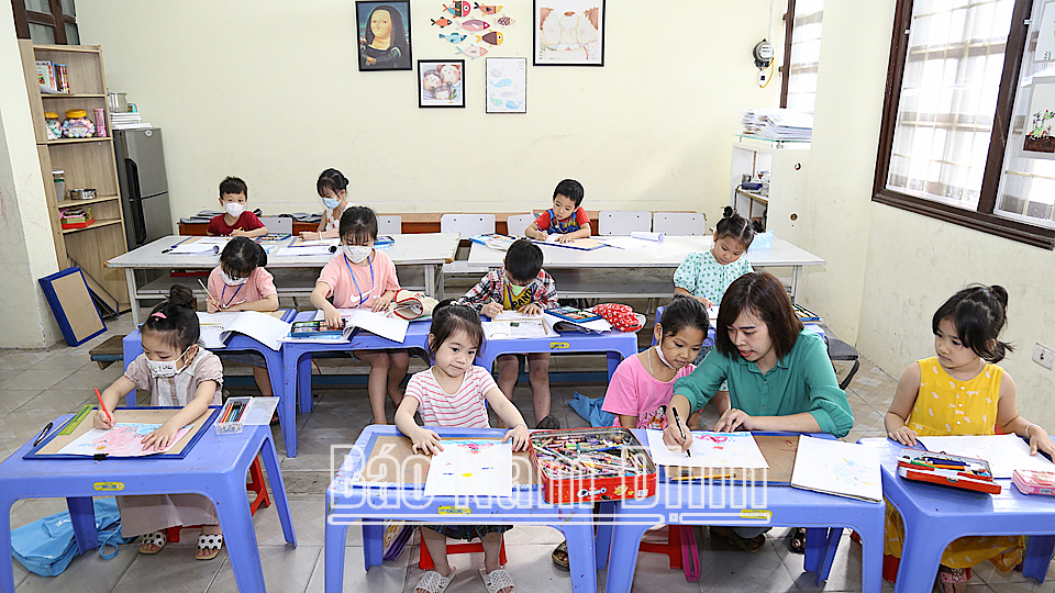 Thiếu nhi học vẽ tại Trung tâm Văn hóa, Thông tin và Thể thao thành phố Nam Định.
