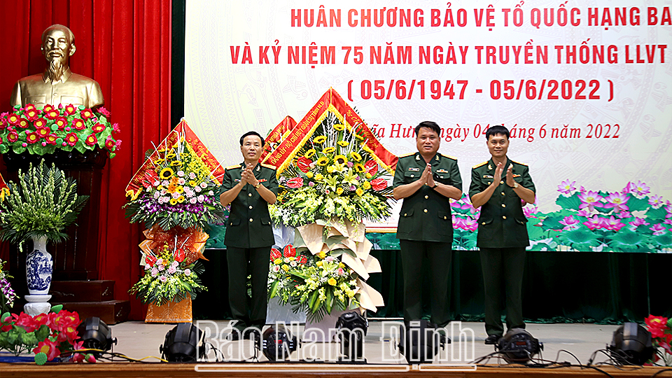 Đại tá Lương Văn Kiểm, Ủy viên Ban TVTU, Chỉ huy trưởng Bộ CHQS tỉnh tặng hoa chúc mừng LLVT huyện Nghĩa Hưng