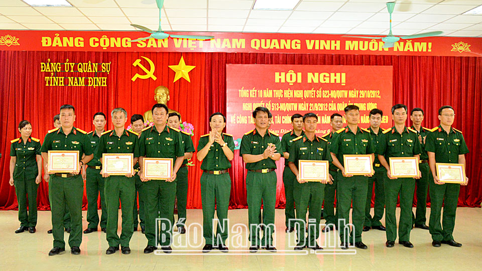 Đại tá Lương Văn Kiểm, Ủy viên Ban TVTU, Chỉ huy trưởng Bộ CHQS tỉnh và lãnh đạo ĐUQS tỉnh trao tặng Giấy khen cho các tập thể, cá nhân đạt thành tích xuất sắc trong thực hiện các Nghị quyết.