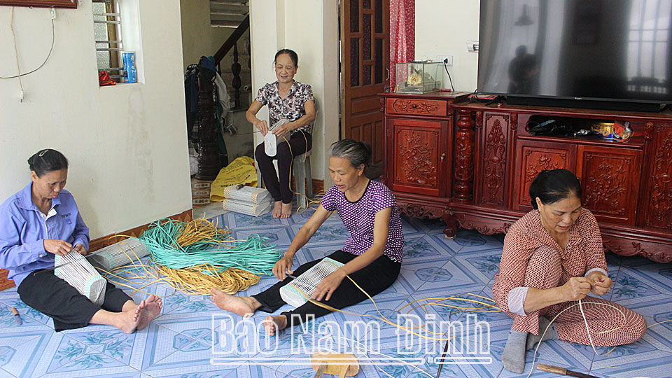 Nông dân xã Vĩnh Hào duy trì phát triển nghề đan gối mây truyền thống mang lại thu nhập ổn định.  Bài và ảnh: Lam Hồng