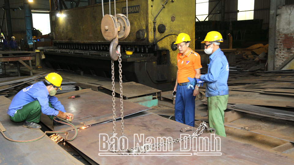 Giám đốc Lê Văn Thắng (đứng thứ hai từ trái sang) kiểm tra sản xuất tại xưởng.  Bài và ảnh: Văn Huỳnh