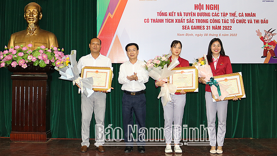 1116: Đồng chí Phạm Đình Nghị, Phó Bí thư Tỉnh ủy, Chủ tịch UBND tỉnh tặng hoa và Bằng khen của UBND tỉnh cho các cá nhân có thành tích xuất sắc trong thi đấu tại SEA Games 31.
