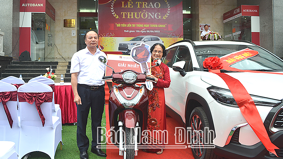 Lãnh đạo Agribank Chi nhánh tỉnh Nam Định trao giải Nhất chương trình tiết kiệm dự thưởng “Gửi tiền liền tay – Trúng ngay Toyota Cross” cho khách hàng may mắn trúng thưởng.