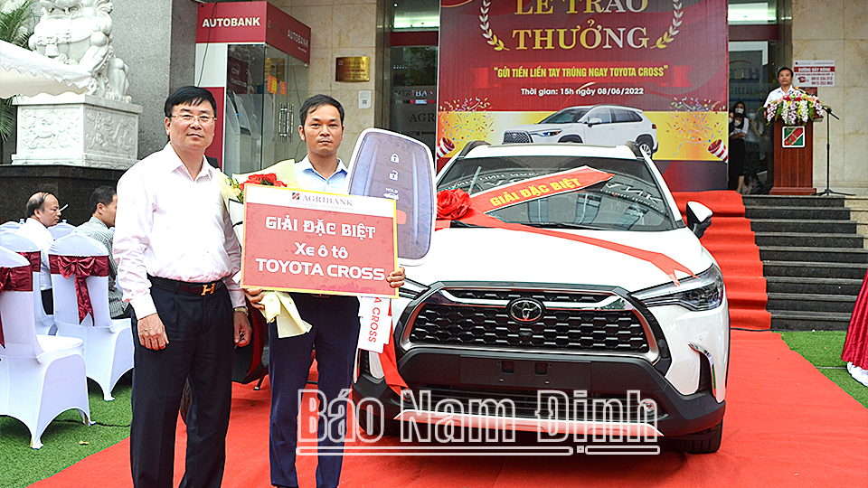 Lãnh đạo Agribank Chi nhánh tỉnh Nam Định trao giải Đặc biệt chương trình tiết kiệm dự thưởng “Gửi tiền liền tay – Trúng ngay Toyota Cross” cho khách hàng may mắn trúng thưởng.