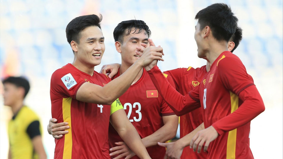 Bùi Hoàng Việt Anh thực hiện thành công quả phạt 11m để nâng tỷ số lên 2-0. (Ảnh: Ngọc Duy)