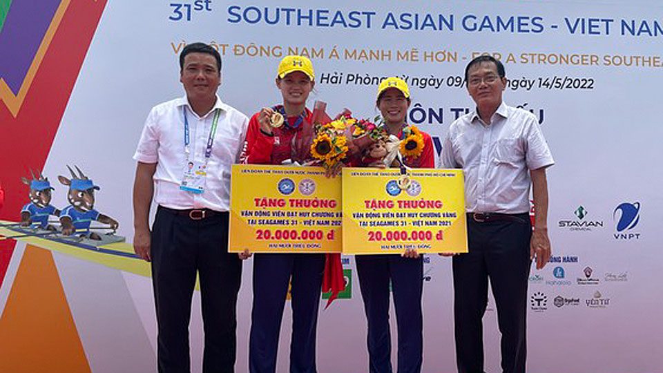 Tay chèo Hồ Thị Lý (thứ 2 từ phải sang) đã góp công vào 2 tấm HCV của đội tuyển rowing Việt Nam tại SEA Games 31.