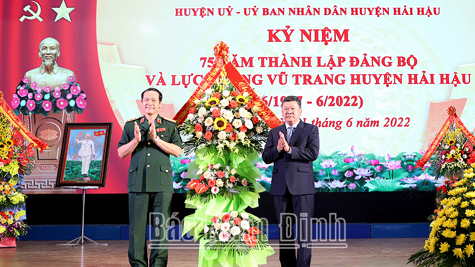 Đồng chí Thượng tướng Vũ Hải Sản, Ủy viên BCH Trung ương Đảng, Ủy viên Quân ủy Trung ương, Thứ trưởng Bộ Quốc phòng tặng lẵng hoa tươi thắm chúc mừng Đảng bộ và LLVT huyện Hải Hậu.