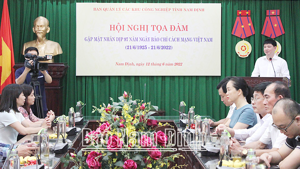 Lãnh đạo Ban Quản lý các Khu công nghiệp tỉnh phát biểu chúc mừng các cơ quan báo chí nhân kỷ niệm 97 năm Ngày Báo chí Cách mạng Việt Nam.