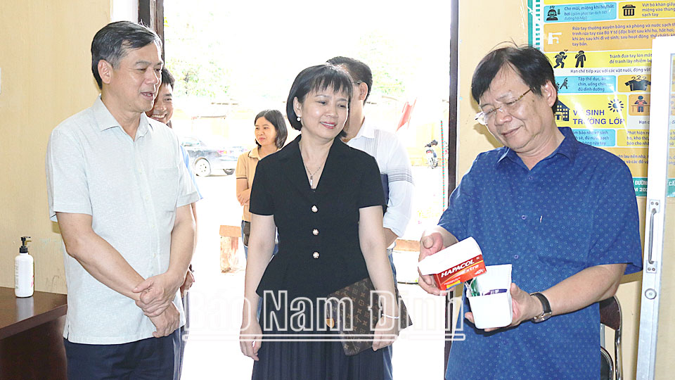 Đồng chí Trần Lê Đoài, TUV, Phó Chủ tịch UBND tỉnh kiểm tra  phòng y tế Trường THPT Nguyễn Huệ (thành phố Nam Định)