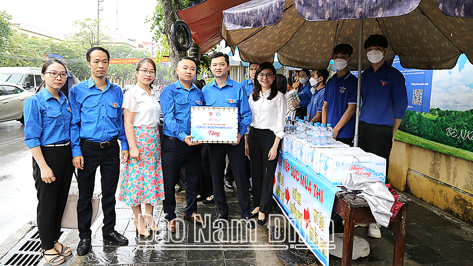 Đồng chí Nguyễn Minh Triết, Bí thư Trung ương Đoàn, Chủ tịch Hội Sinh viên Việt Nam trao tặng quà cho đội thanh niên tình nguyện “tiếp sức mùa thi” năm 2022 tại Trường THPT Nguyễn Khuyến (thành phố Nam Định).