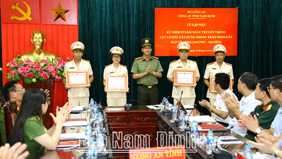 Đồng chí Đại tá Trần Minh Tiến, Giám đốc Công an tỉnh trao tặng giấy khen cho các tập thể có thành tích xuất sắc trong thực hiện nhiệm vụ xây dựng phong trào 