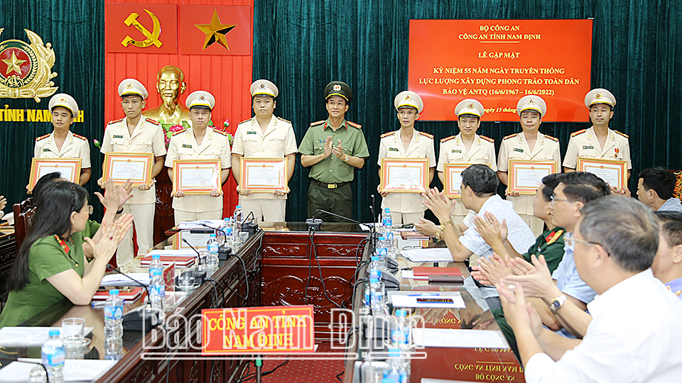 Đồng chí Đại tá Trần Minh Tiến, Giám đốc công an tỉnh trao tặng giấy khen cho các cá nhân có thành tích xuất sắc trong thực hiện nhiệm vụ xây dựng phong trào 