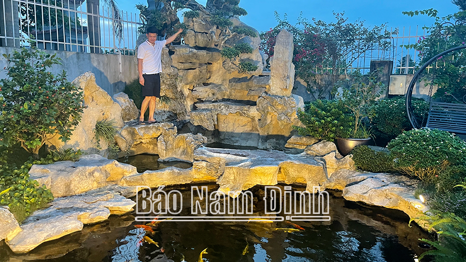 Anh Trần Minh Thuân và công trình hồ cá Koi ngoài trời của khách hàng ở thành phố Nam Định.