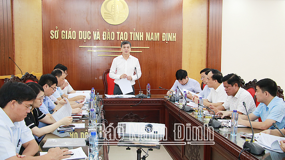 Đồng chí Trần Lê Đoài,  Tỉnh ủy viên, Phó Chủ tịch UBND tỉnh, Trưởng Ban Chỉ đạo thi tốt nghiệp THPT tỉnh Nam Định năm 2022 phát biểu chỉ đạo hội nghị.