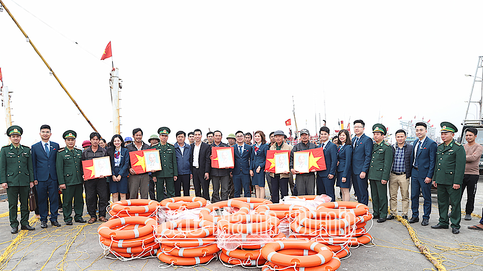 Lực lượng chức năng của tỉnh, huyện Hải Hậu trao tặng phao cứu sinh, cờ Tổ quốc động viên ngư dân không vi phạm các quy định về khai thác IUU.