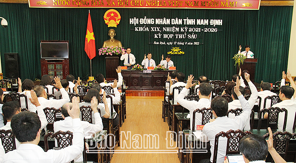 Các đại biểu HĐND tỉnh biểu quyết thông qua các nghị quyết của kỳ họp