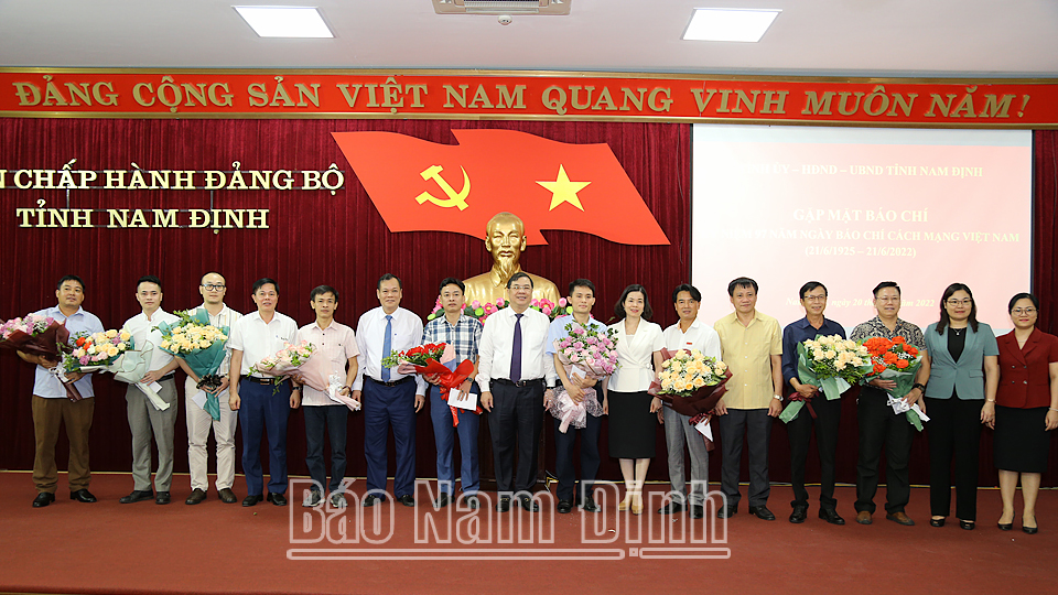 Các đồng chí lãnh đạo tỉnh tặng hoa chúc mừng đại diện các cơ quan báo chí của Trung ương thường trú trên địa bàn tỉnh.