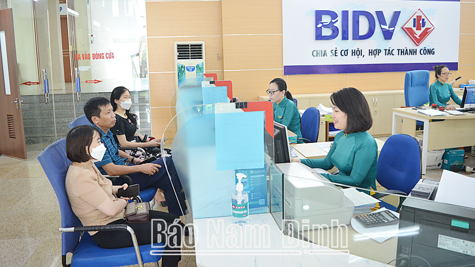 Giao dịch tại Ngân hàng TMCP Đầu tư và Phát triển Việt Nam (BIDV) Chi nhánh Nam Định.  Ảnh: Đức Toàn